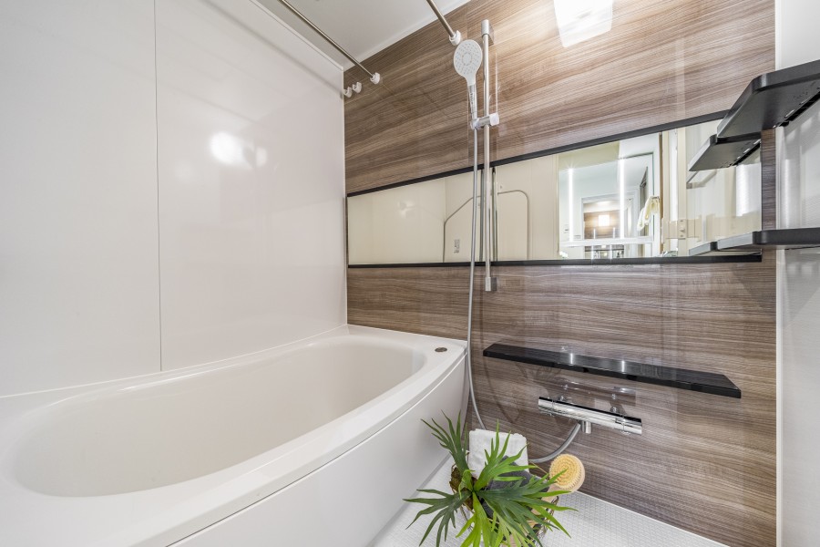 TOTO製ユニットバスを新規設置。美しいカーブと全身を包み込むような入浴感が特長の浴槽は、くつろぎの空間が演出されるバスルームです。
