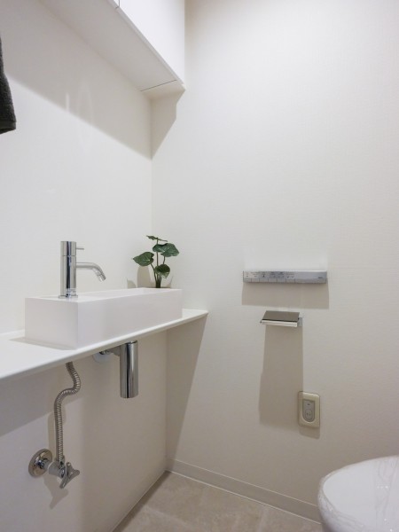 手洗いカウンターや吊戸棚など有効的に使えそうな設備を設置。毎日使う場所だからこそ、清潔感と使いやすさを考慮した空間です。