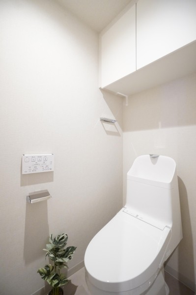 TOTO製ウォシュレット一体型のトイレ新規交換済みです。お手入れ楽々な機能も多数搭載していて、いつも清潔に保つことが出来ます。吊戸棚設置しましたので、小物類の収納にも便利です。