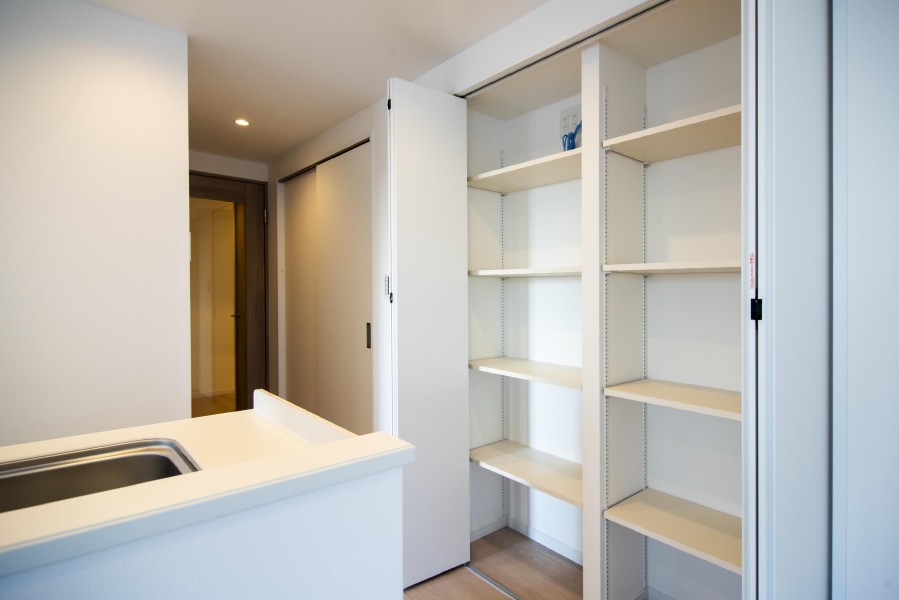 リビングにある収納棚は、高さの調節もでき、小物や本棚としてもお使いいただけます。