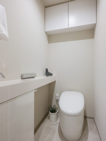 レストルームにはスマートなタンクレストイレを新規設置。手洗いカウンターや吊戸棚収納など有効的に使えそうな設備を造作しました。毎日使う場所だからこそ、清潔感と使いやすさを考慮した空間です。