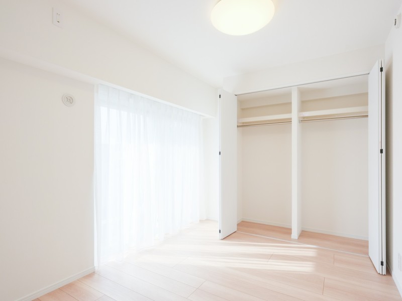 洋室4はバルコニーに接続する開放空間です。明るく、ワークスペースとしても快適に活用いただけます。