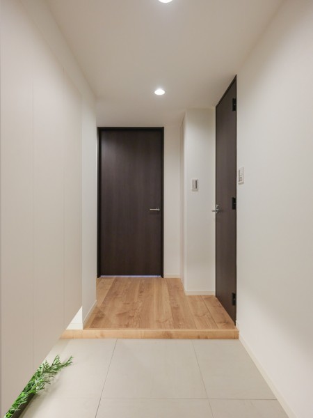 白を基調とした気品溢れる玄関です。人感センサー照明付きのため、明るい空間が出迎えてくれます。