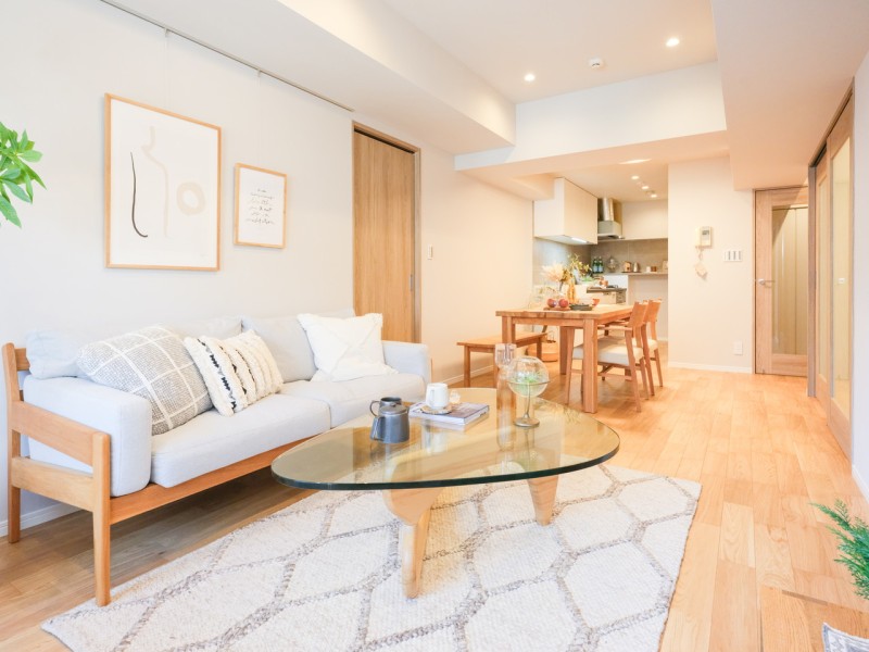 たっぷりの光を取り込み、心安らぐひとときを紡ぐ明るいLDKです。木のぬくもりを感じるフローリング材を採用しています。