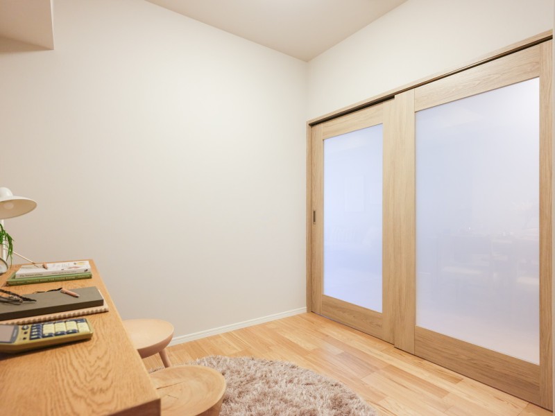 洋室3の扉はライフスタイルをシームレスに、リビングからの光も取り込むフロストガラス扉を用いました。