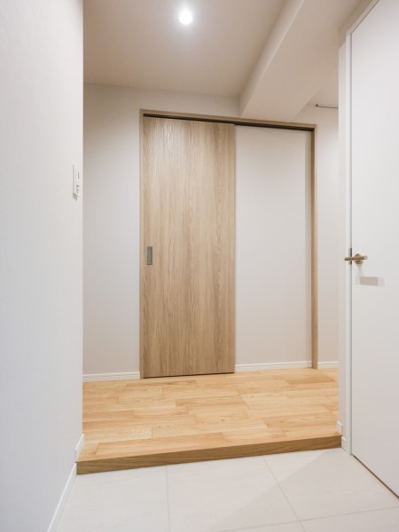 住まいの顔となる玄関は気品溢れるホワイト基調の空間です。右手にあるシューズインクローゼットへ、直接アクセス可能です。