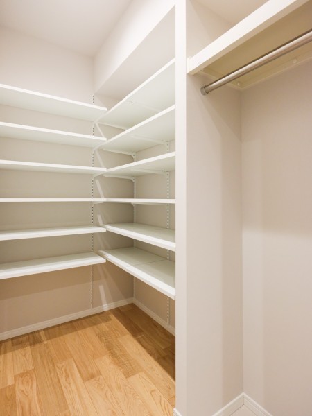 収納豊富なシューズインクローゼットです。シューズ収納だけでなく着丈の長いコートなどもかけられるハンガーパイプも備え付けました。