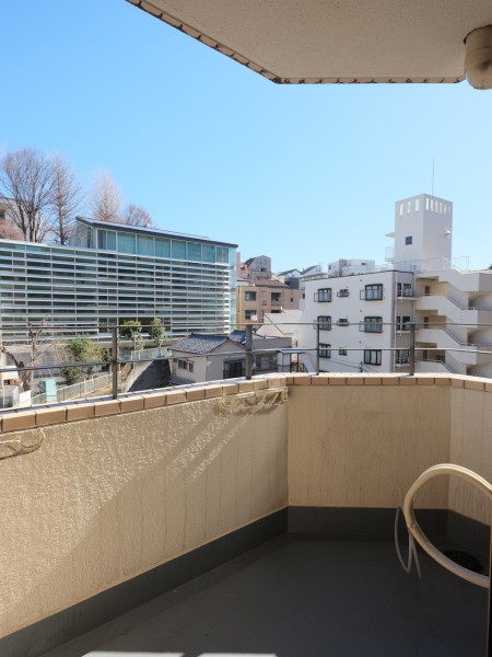 角部屋ならではの2方向にひらけたバルコニーです。心地よい自然光が降り注ぎ、洗濯物がしっかりと乾かせそうです。