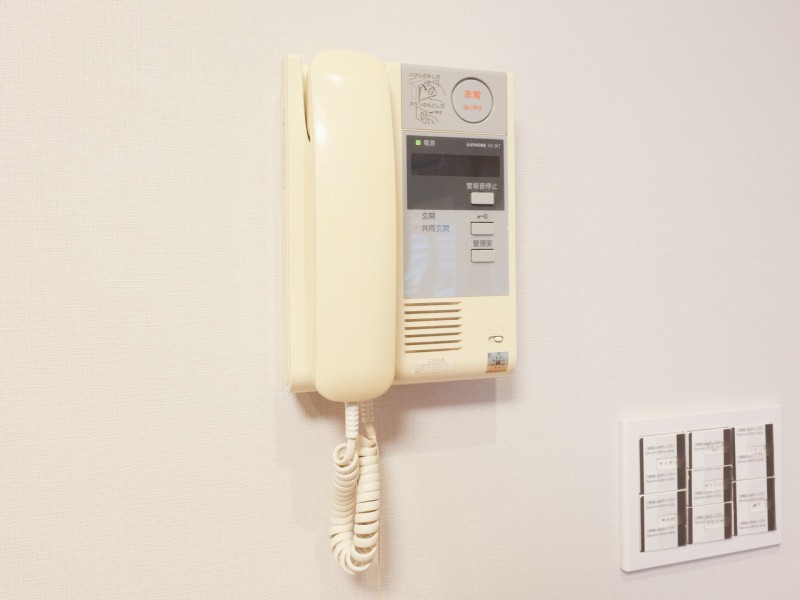 ◆TVモニター付インターホン◆訪ねてきた相手をモニター越しに確認でき、防犯対策に役立ちます。インターホン越しに話をすることが可能です。