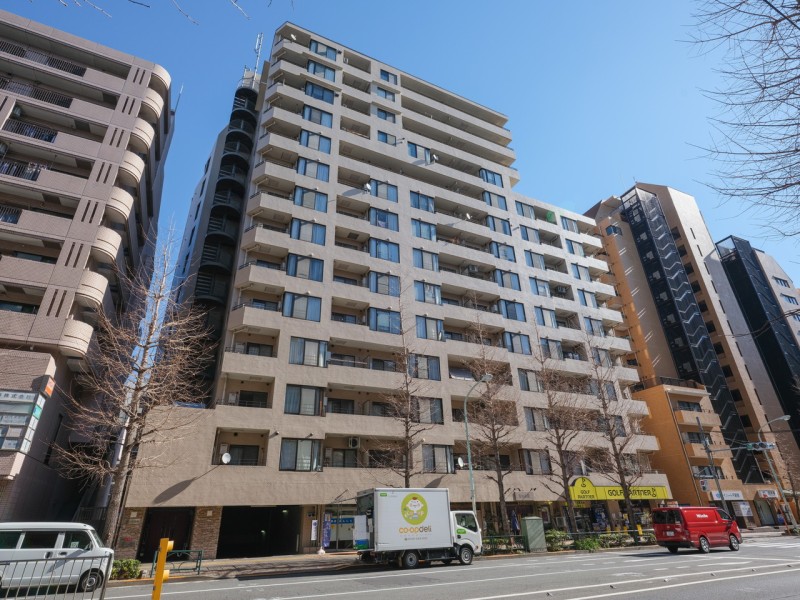 安心の新耐震基準適合!『護国寺』駅徒歩4分、音羽通り沿いに位置します。音羽通りはスーパーや飲食店が充実しているため買物至便、暮らしやすい住環境です。