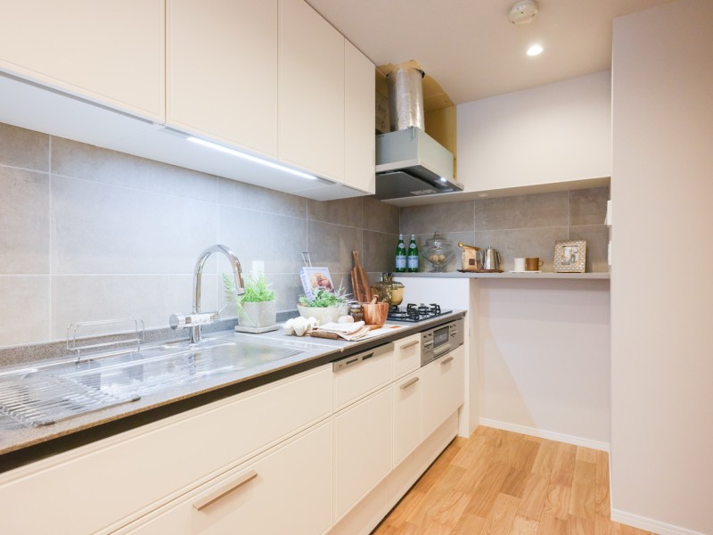 シルクホワイトのシステムキッチンは機能性とデザイン性を兼ね備えた仕上がり。家事時短に便利な食洗器を搭載しています。