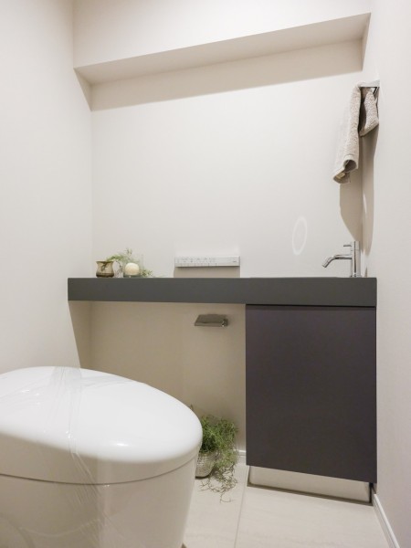 レストルームには洗練されたタンクレストイレを採用。スマートな手洗いカウンターなど、細やかな機能面にもこだわりました。