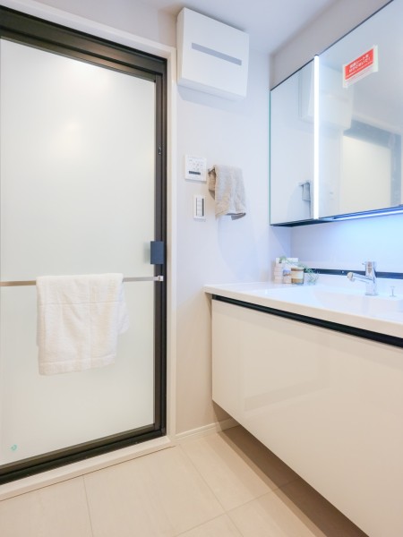 身支度の時間をも快適に彩る、美しく空間に溶け込む洗面化粧台です。カウンターとボウルが一体となっているのでお手入れもしやすいです。