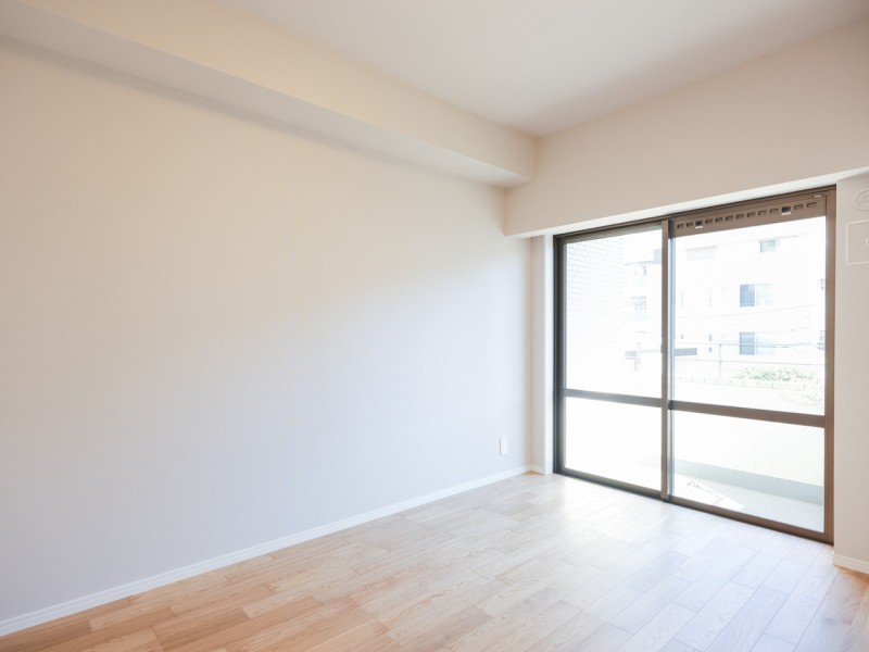 洋室1はバルコニーに接続する開放空間です。大きなクローゼット付きで居住スペースを広々とお使いいただけます。