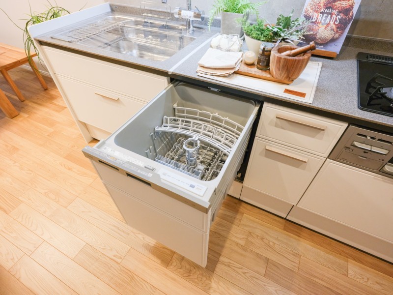 ◆食器洗浄乾燥機◆家事の時間を短縮できる優れもの。さらに節水・節約を同時に行うことができるので、大変人気があり重宝します。