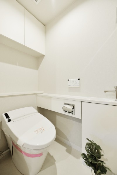 タンクレストイレに手洗いカウンター付きの清潔感溢れる空間です。上部には吊戸棚も設置しましたので、小物類もすっきりと収納でき、整頓された気持ちの良い空間を保てます。