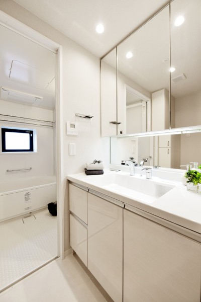 三面鏡付きの洗面台で身だしなみも整えやすいです。キャビネットやリネン庫も備えた洗面室は、たっぷりとした収納がありタオル類や小物が増えがちな空間もすっきりと見せてくれます。