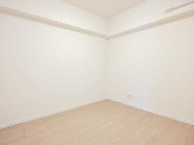 クローゼット付きの洋室2は凹凸が少なく、家具の配置しやすいお部屋です。自由なレイアウトをお楽しみいただけます。