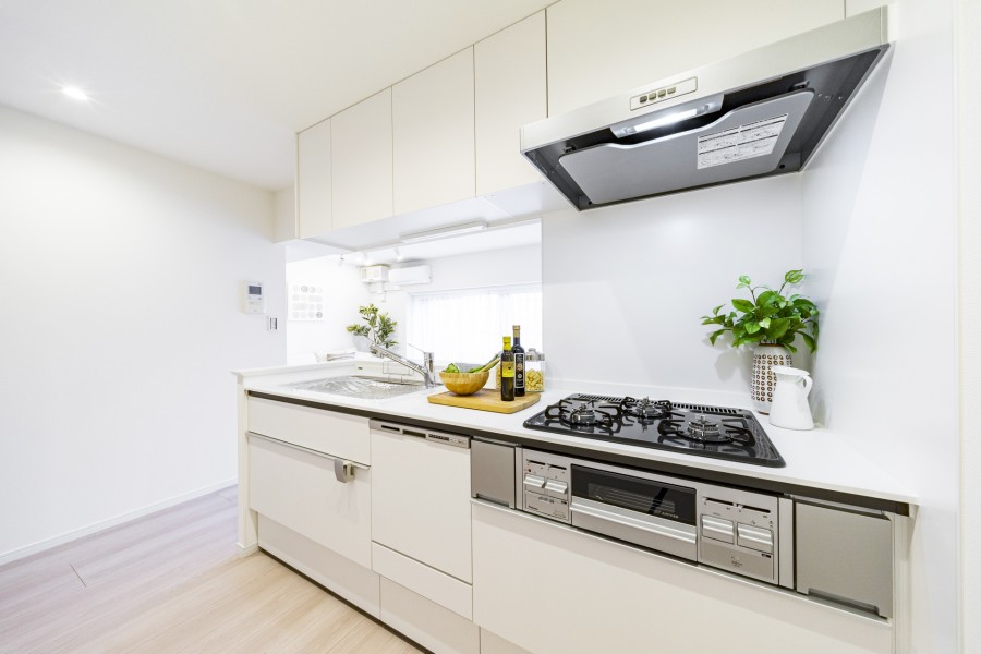 ホワイトの清潔感あるキッチンは飽きずに長く使えるデザインと、使い勝手を備えています。