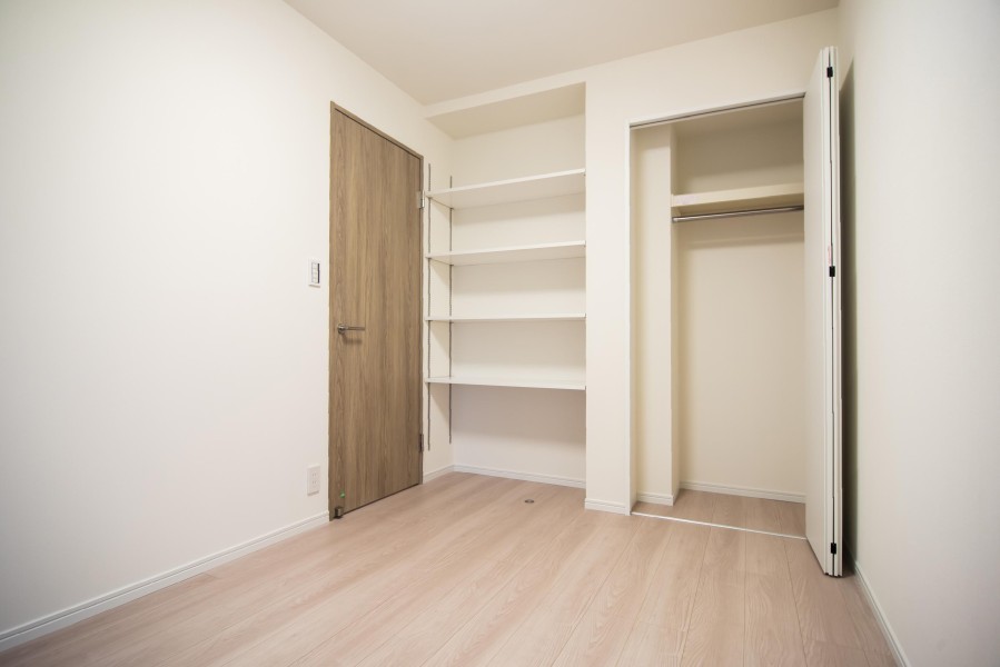 洋室1はクローゼットと棚を造作しました。棚は高さを調節できるので、お手持ちのお荷物などに合わせて効率良く収納できそうです。