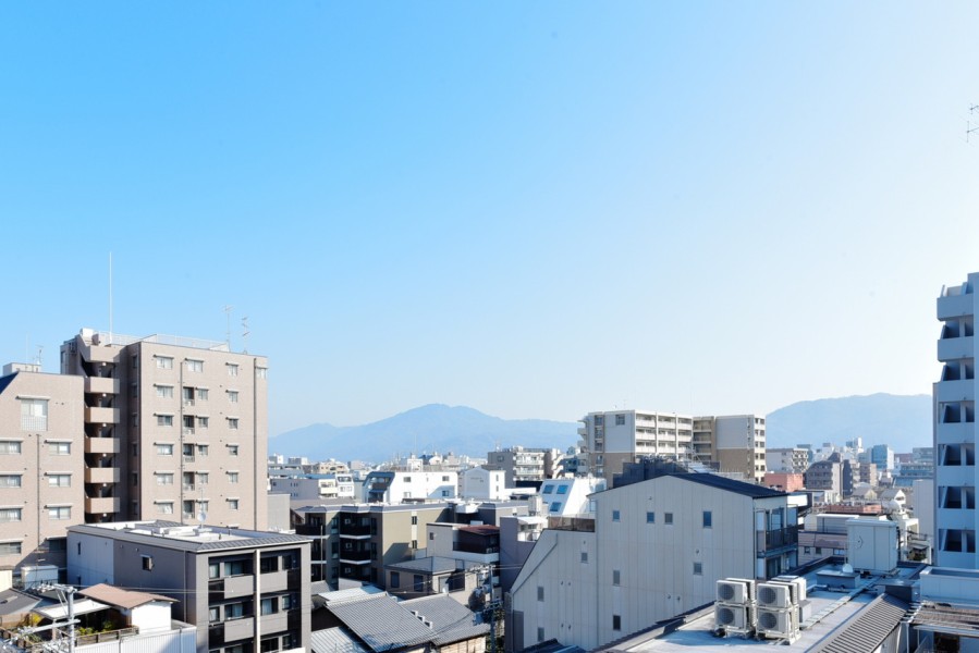 7階部分の北東角住戸なので、前面を遮る建物はなく、通風・眺望良好です。京都の夏の風物詩である、五山の送り火（大文字）が鑑賞可能で、古都京都での暮らしを堪能できます。