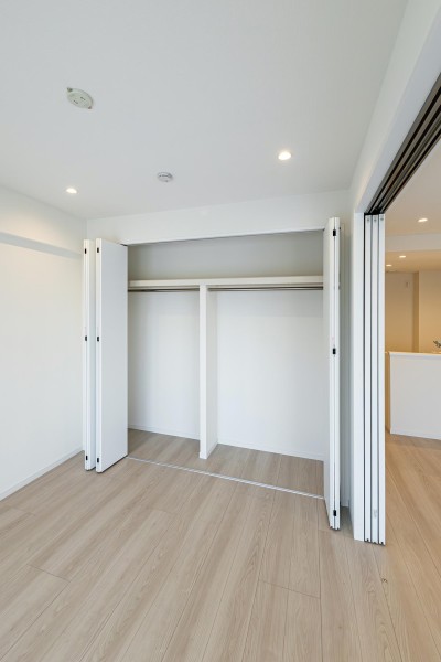 洋室2はバルコニーに接続する開放空間です。間口の広いクローゼットがあり、居住スペースを広々とお使いいただけます。