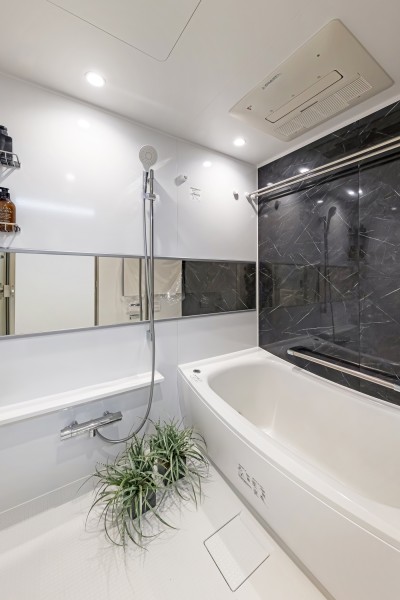 毎日のバスタイムを贅沢に、豊かにしてくれるバスルームです。美しいカーブと全身を包み込むような入浴感が特長の浴槽は、くつろぎの空間が演出してくれます。