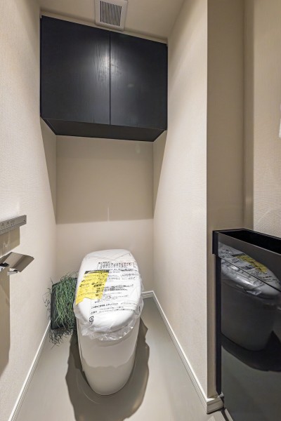 レストルームには洗練されたお部屋にぴったりなスタイリッシュなタンクレストイレが設置されています。大きな吊戸棚を設け、掃除用品やペーパー類のストックがすっきりと収納いただけます。