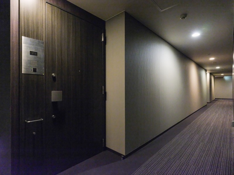 高級感がありホテルライクな内廊下です。プライバシーを守れるので、安心してお住まいいただけます。
