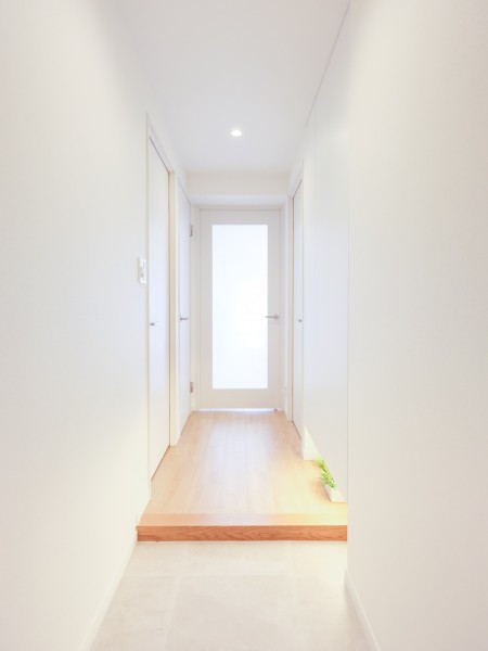 白を基調とした清潔感のある玄関です。ダイニングからの光を取り込み、大切なご家族の「ただいま」「おかえり」が行き交う心温まる空間です。
