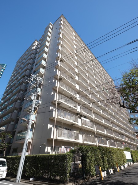 飯田橋第二パークファミリアは総戸数183戸の大規模マンションです。平成24年耐震補強工事実施・東京都耐震改修済マーク取得済み、共用部には24時間防犯カメラ作動という安心の管理体制です。