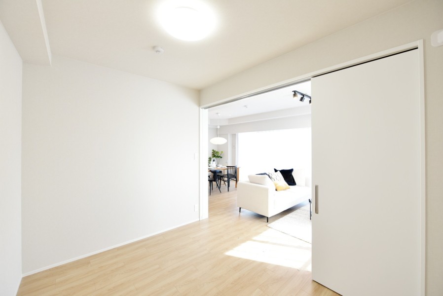 洋室2（約5.0帖）は扉を開放して拡張リビングとしてもお使い頂けるフレキシブルなお部屋です。凹凸も少ないので、家具の配置もしやすいお部屋です。