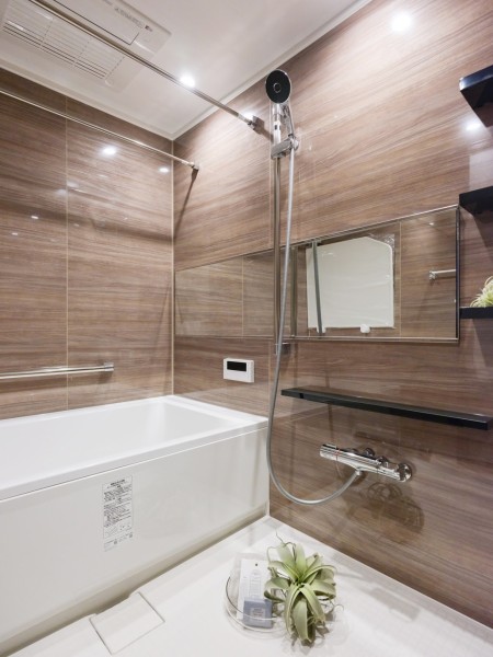 バスルームはゆったりとおくつろぎいただける癒しの空間です。光沢感のある木目調のパネルが、より一層安らぎと高級感を醸し出します。