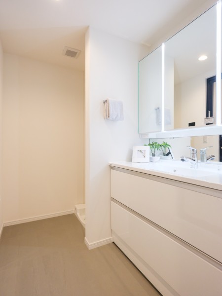 ゆとりのあるPanasonic製洗面化粧台は大きな鏡が印象的なラグジュアリーな空間です。カウンタースペースも広く明るく、入浴後の豊かな時間を演出します。