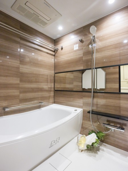 毎日のバスタイムを贅沢に、豊かにしてくれるバスルームです。浴槽は美しいカーブと全身を包み込むような入浴感が特長です