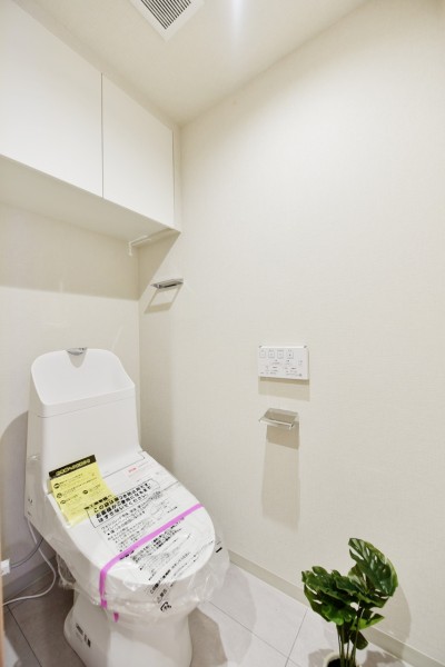 TOTO製ウォシュレット一体型のトイレを新規設置致しました。お掃除ラクラクの機能を多数備えており、毎日清潔に保つことができます。吊戸棚を設置しましたので、小物類の収納にも便利です。