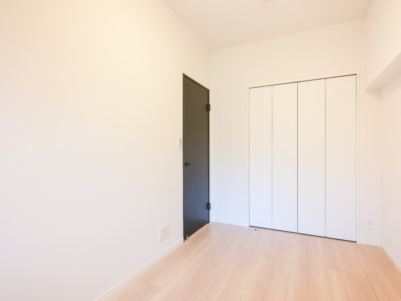 洋室2は洋室1と同様に間口の広いクローゼット付きのお部屋です。収納スペースが確保されていることで、居住スペースを広々とお使いいただけます。