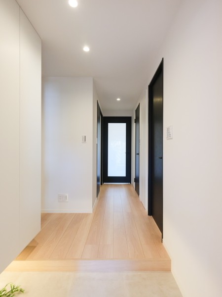 住まいの顔になる玄関は、フットライトが足元を温かく照らし、白を基調に爽やかな空間を演出します。