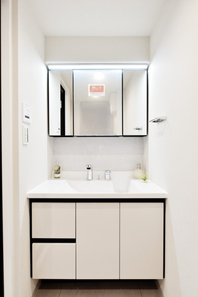 三面鏡裏も収納になっている洗面台は、小物が増えがちな洗面まわりもすっきりと保つことができます。タッチレススイッチですので手を触れずに点灯でき、便利です。