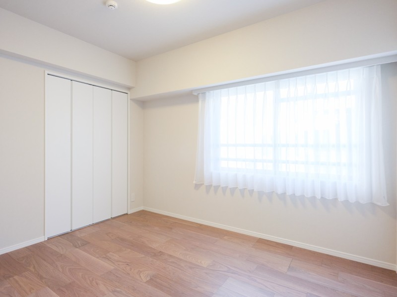 約5.5帖の洋室2は凹凸が少なく、大きな家具を配置しやすいので主寝室におすすめです。