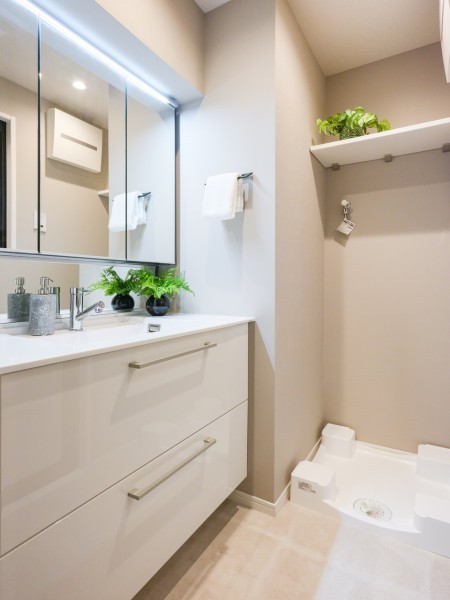 入浴後の豊かな時間を演出し、心からくつろげるプライベートスペースの洗面化粧室です。