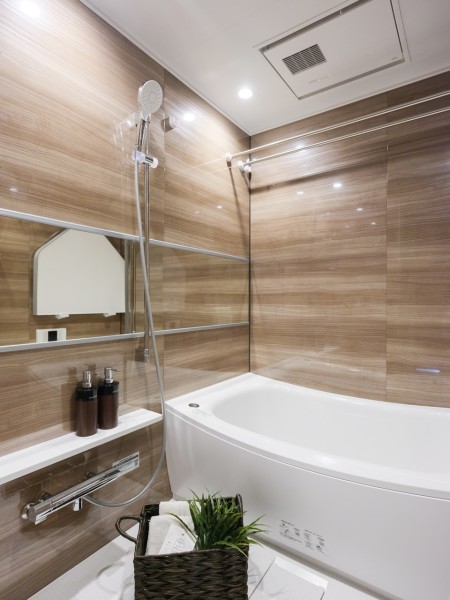 毎日のバスタイムを贅沢に、豊かにしてくれるバスルームです。浴槽は美しいカーブと全身を包み込むような入浴感が特長です。
