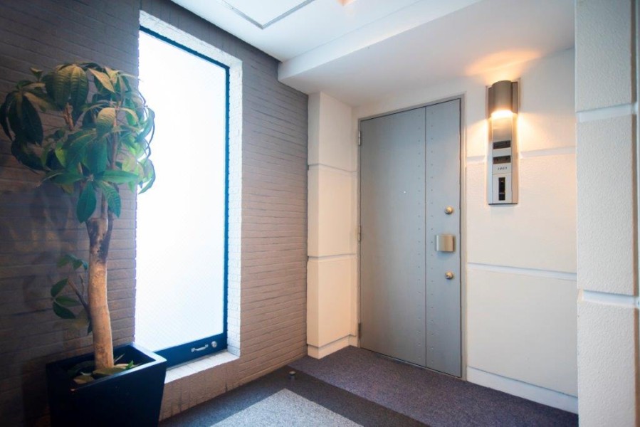 エレベーターを降りてお部屋へと続く廊下は、プライバシーも守られやすい、ホテルライクな内廊下設計です。