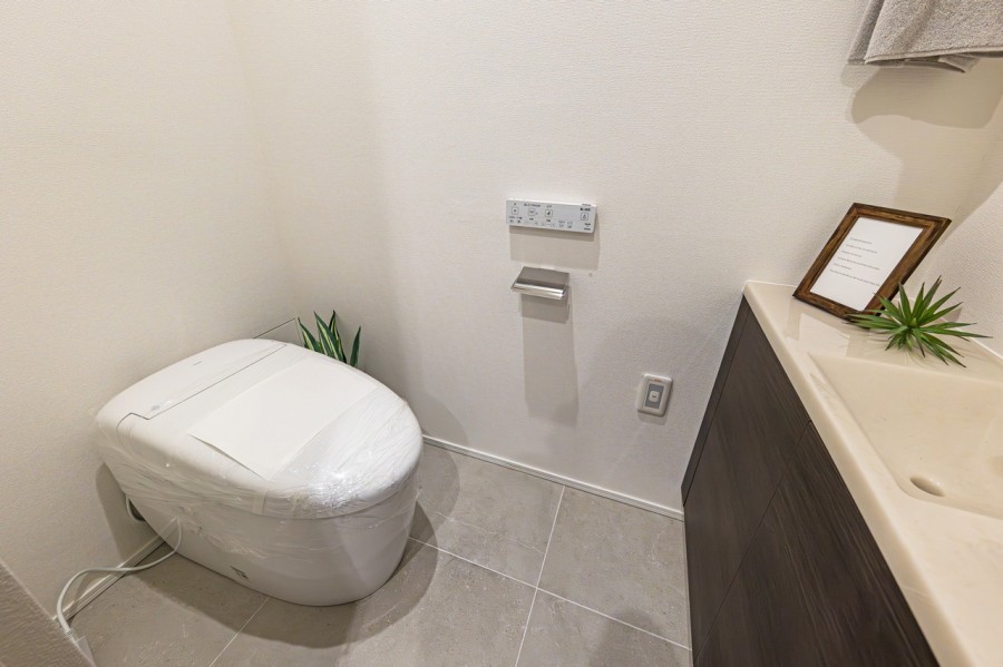 レストルームには洗練されたデザインのタンクレスを採用、ウォシュレット一体型のトイレは、お掃除の手助けをしてくれる便利機能が搭載されています。