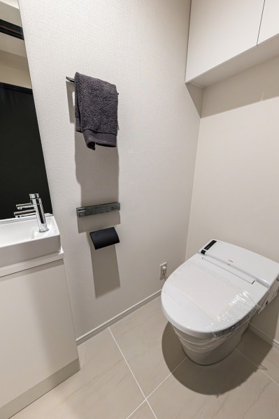 手洗い場付きのレストルームには、スタイリッシュなタンクレストイレを備え付けました。シンプルで安らぎが宿るレストルームです。毎日使う場所だからこそ、清潔感と使いやすさを考慮した空間です。