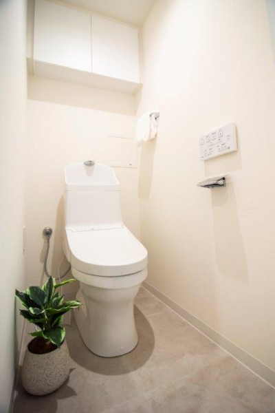 TOTO製ウォシュレット一体型のトイレは、お掃除の手助けをしてくれる便利機能が搭載されています。毎日使う場所だからこそ、清潔に保ちたいですね。