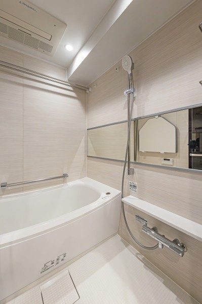 スタイリッシュで清潔感が溢れるバスルームです。ホワイトを基調に、シンプルながらも居心地の良い空間です。