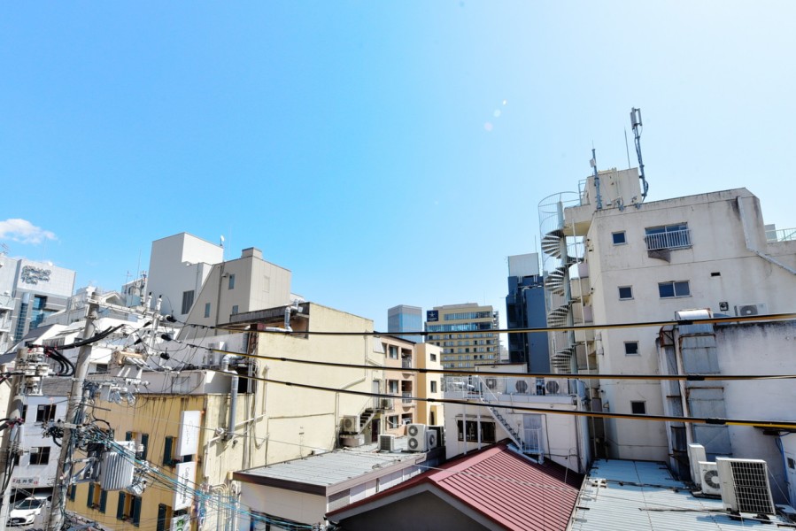 大きな青い空を眺めながら、神戸の街並みや雰囲気を堪能出来る空間です。毎日の暮らしに少しゆとりをもたらしてくれるような場所です。