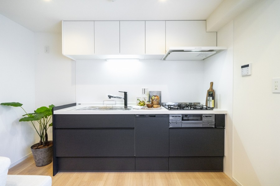 LIXIL製のシステムキッチンです。お料理に集中できる壁付けタイプで油や水はね汚れもお手入れもラクラク♪キッチン上にも豊富な収納、家事時短に便利な食洗器を搭載しています。