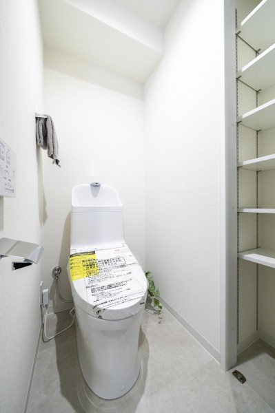 レストルームも上品さが宿る安らぎのスペースに仕上がりました。ウォシュレット一体型のトイレは、お掃除の手助けをしてくれる便利機能が搭載されています。収納棚は高さを調節できます。